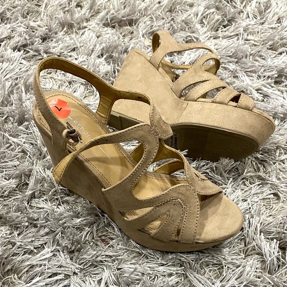 Report Womens Wedges - Picture 4 of 11